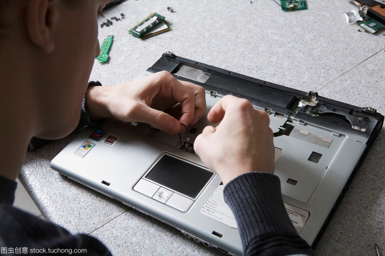 指尖上的智慧 青年技師與筆記本電腦維修的藝術(shù)